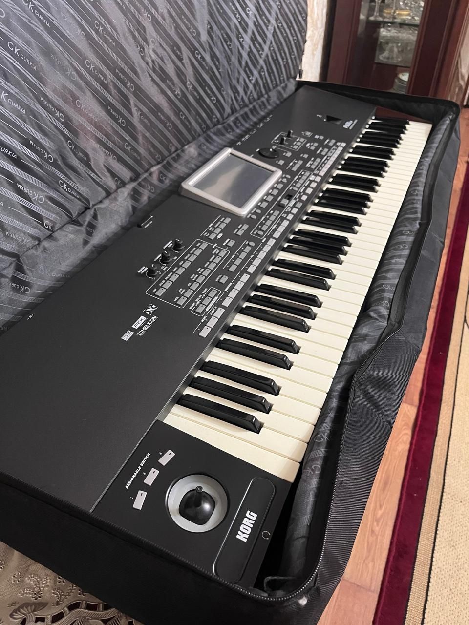 Продается профессиональная клавиш KORG
Pa3XLe PROFESSIONAL ARRANGER