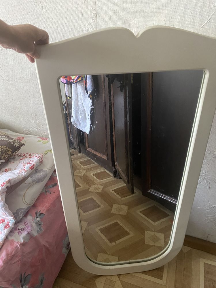 Два зеркала и две тумбочки