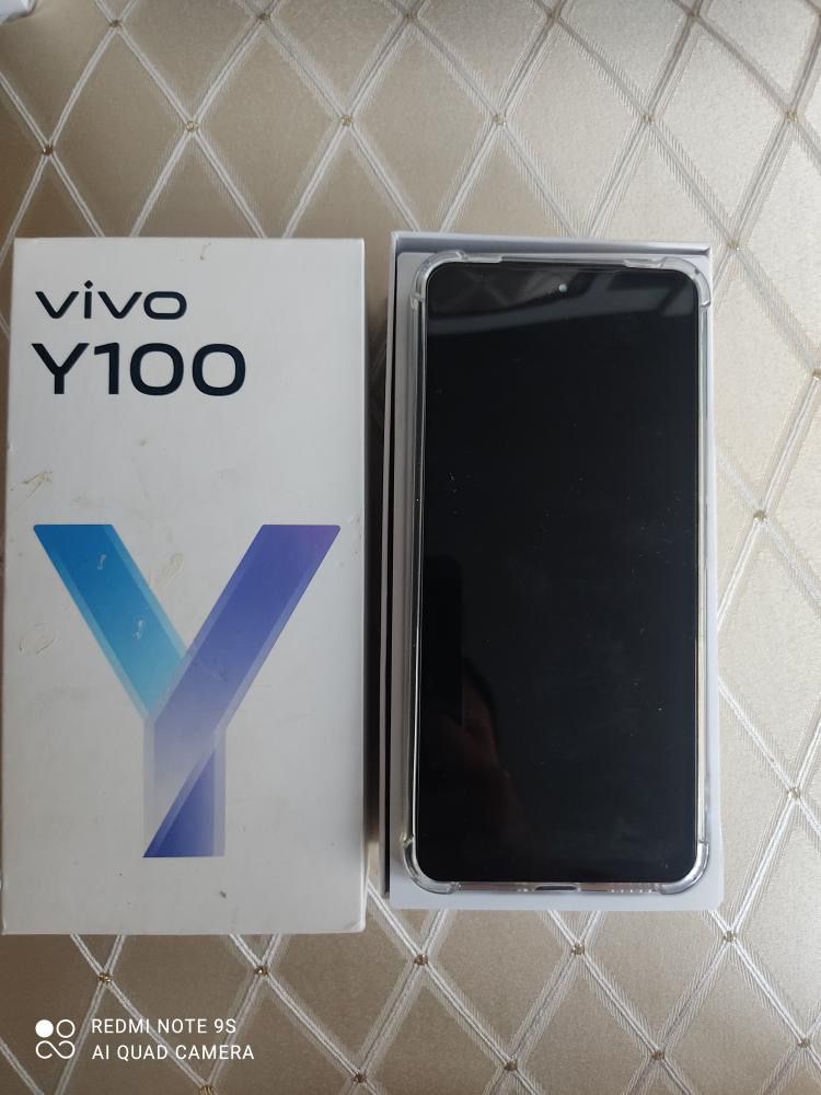 Продается телефон Vivo Y100