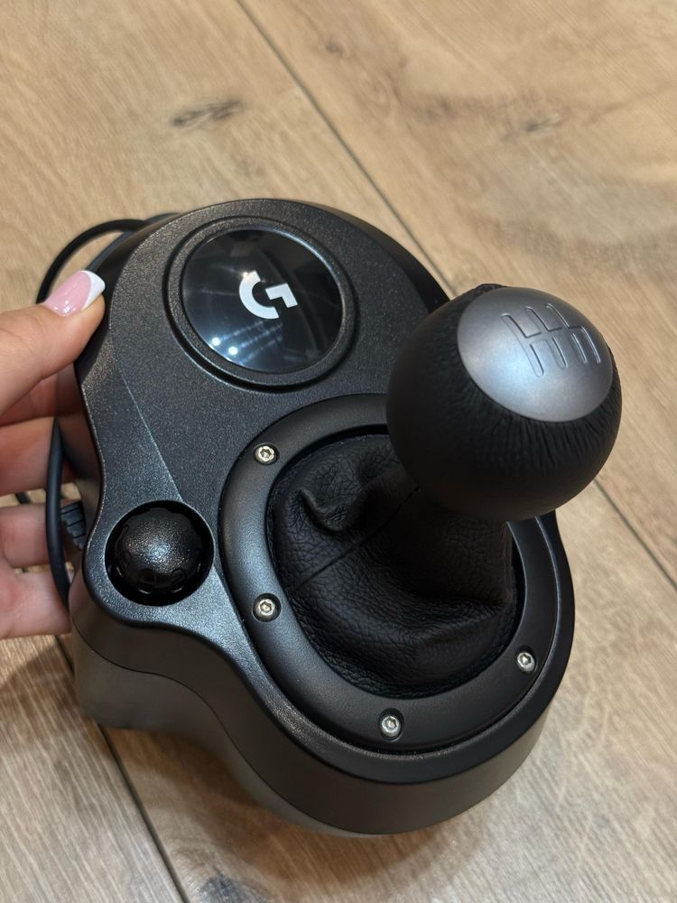 Продаю игровой руль Logitech G923