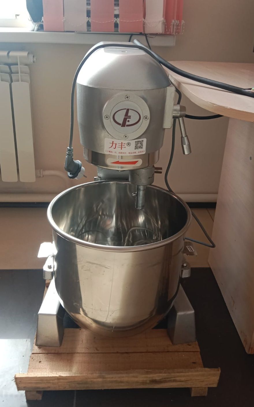 Срочна продам миксер, тестомес 30л 220 В