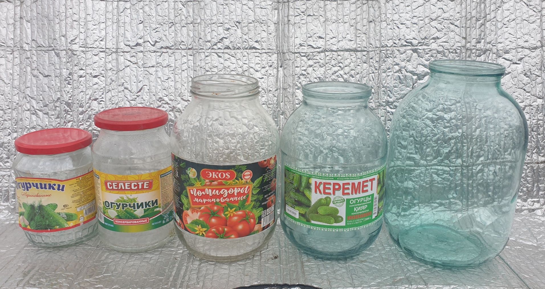 Продам  банки 0,5 л , 2л.