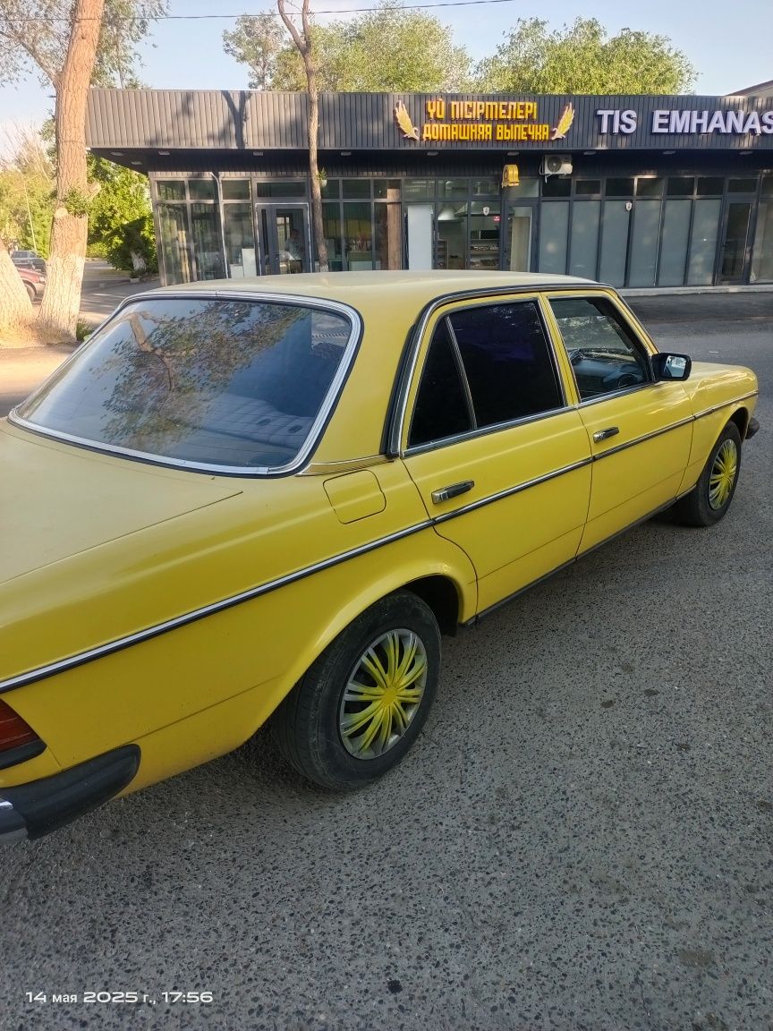 Автомобиль , Мерседес Бенс 1982 года выпуска в отличном состоянии