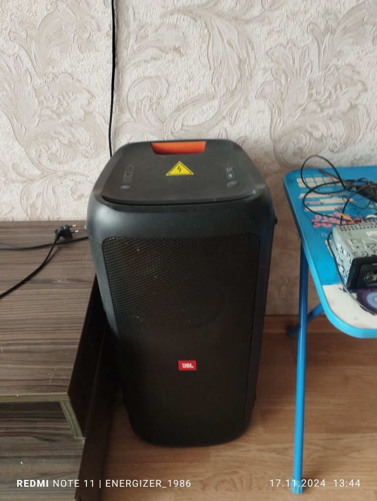 Jbl partybox 300 с фирменными микрофонами