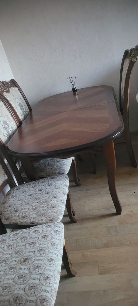 Продам стол со стульями в гостинную