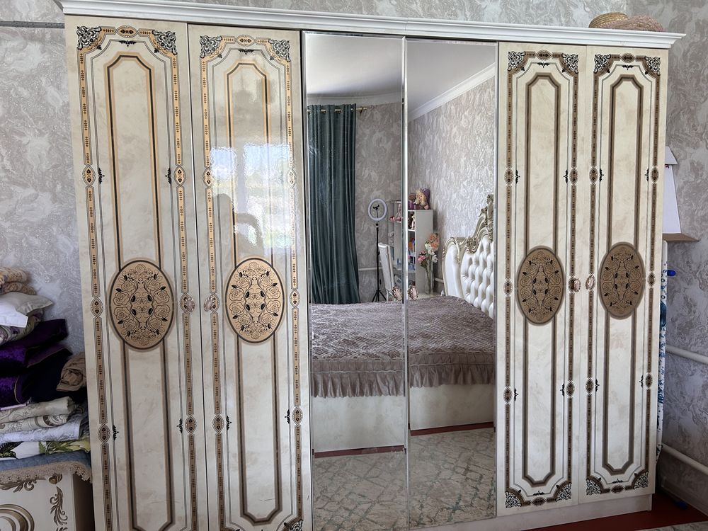 Продается спальная гарнитур и + компьютерный стол со стульей в подарок