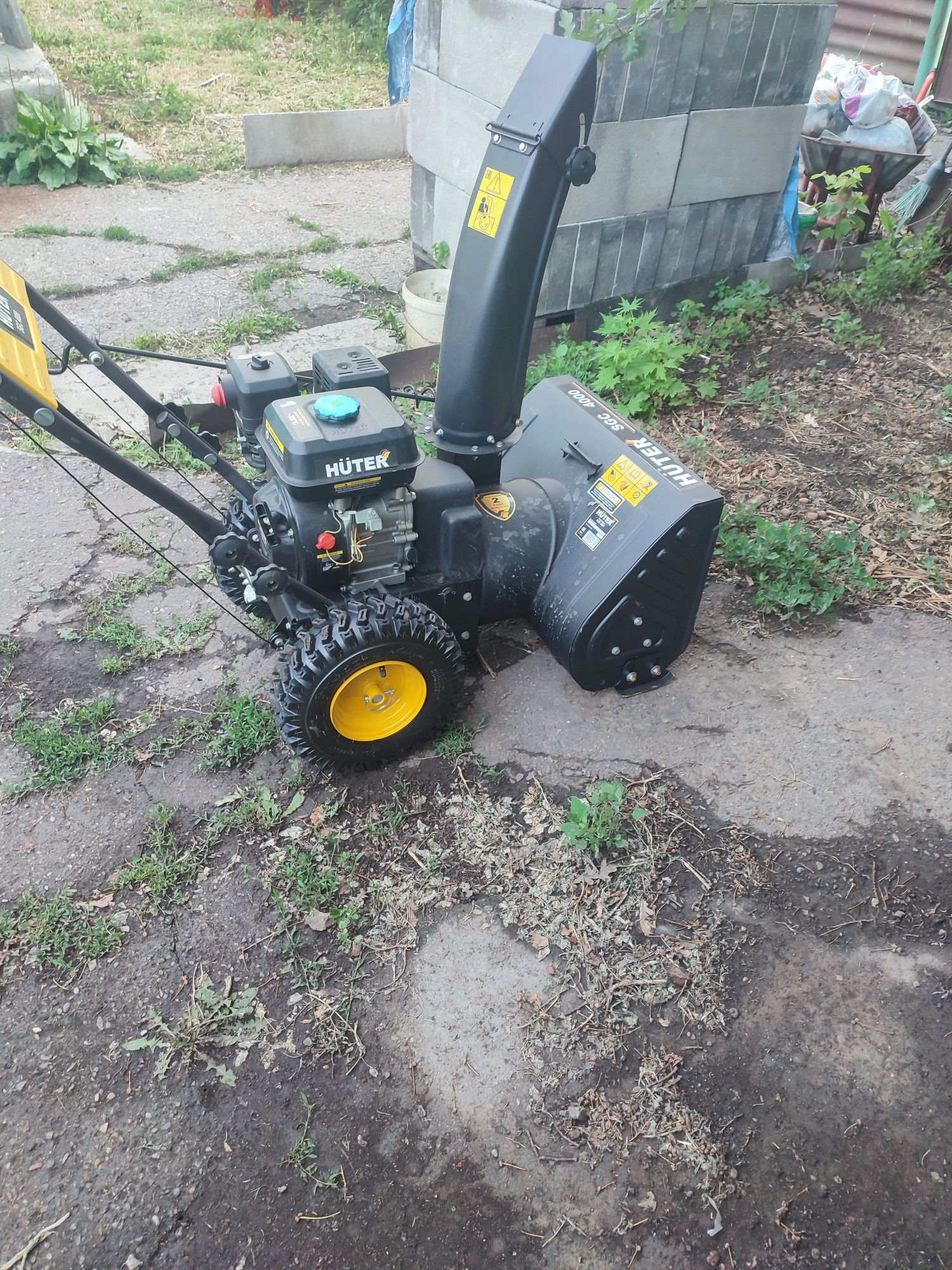 Продам снегоуборочную машину.