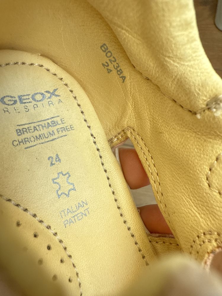 Продам сандали Geox на девочку 24 размер