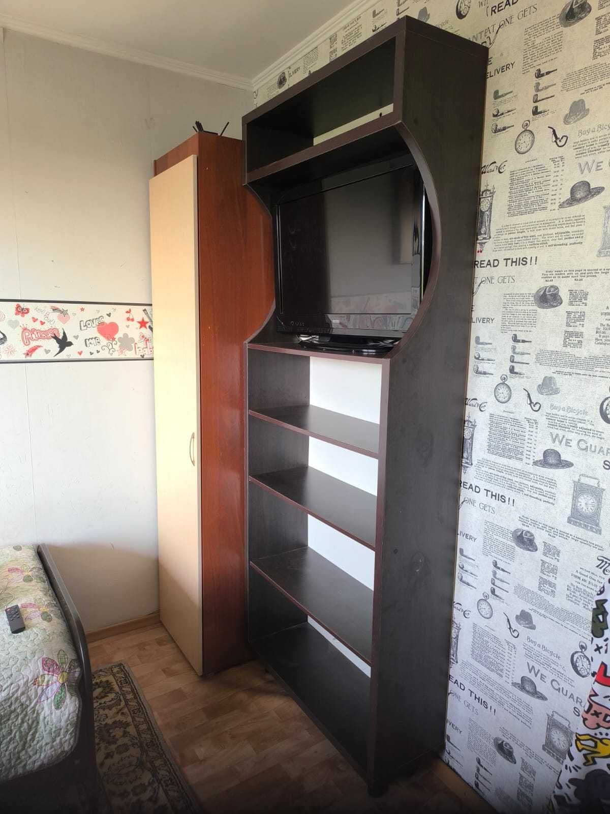 Срочно продам полку этажерку в отличном состоянии .