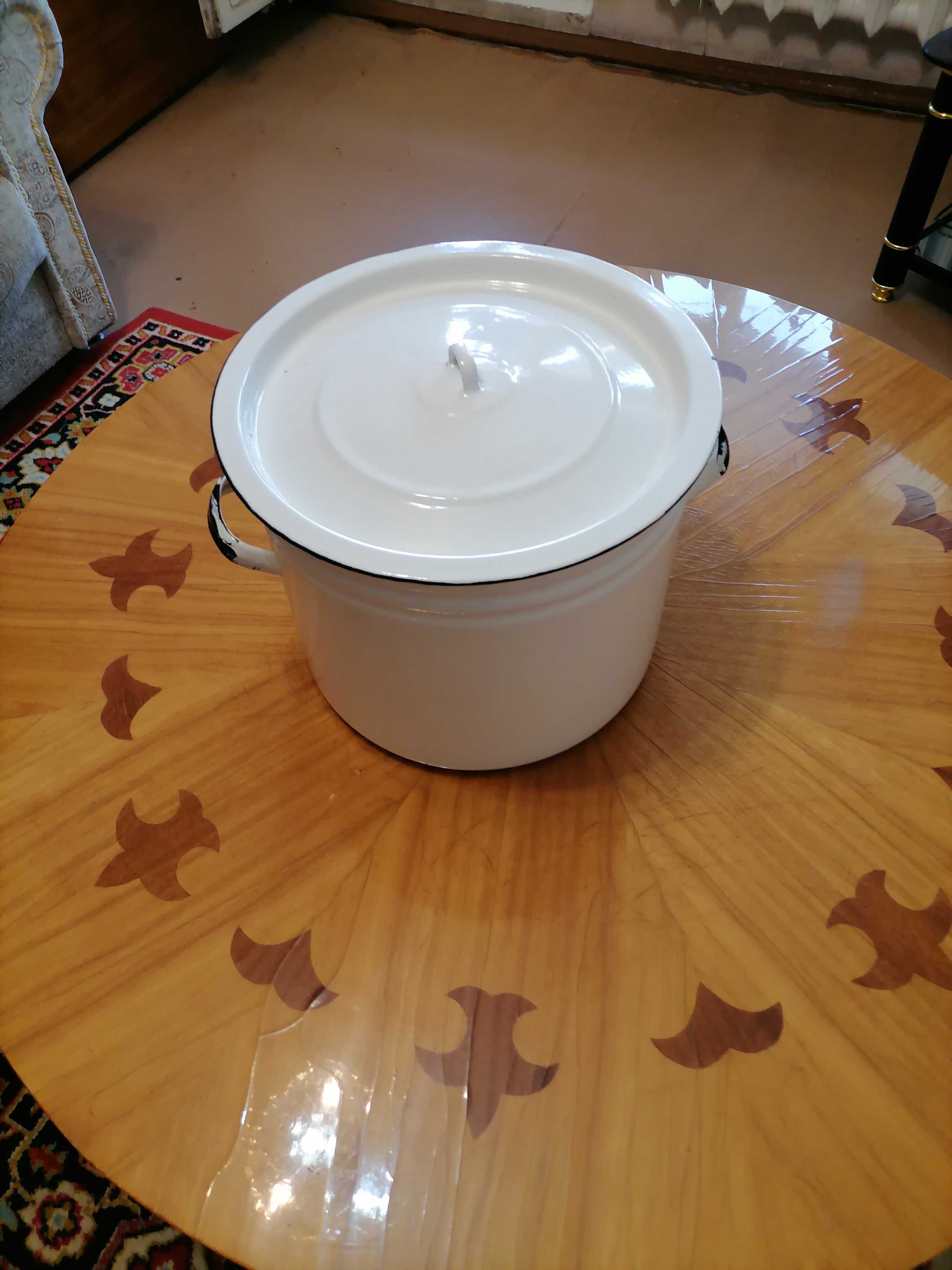 Продам эмалированую кастрюлю.