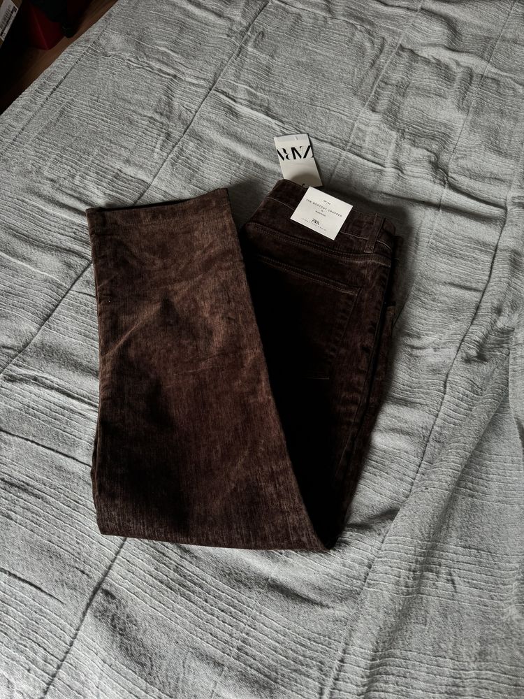 Джинсы Zara с этикеткой
