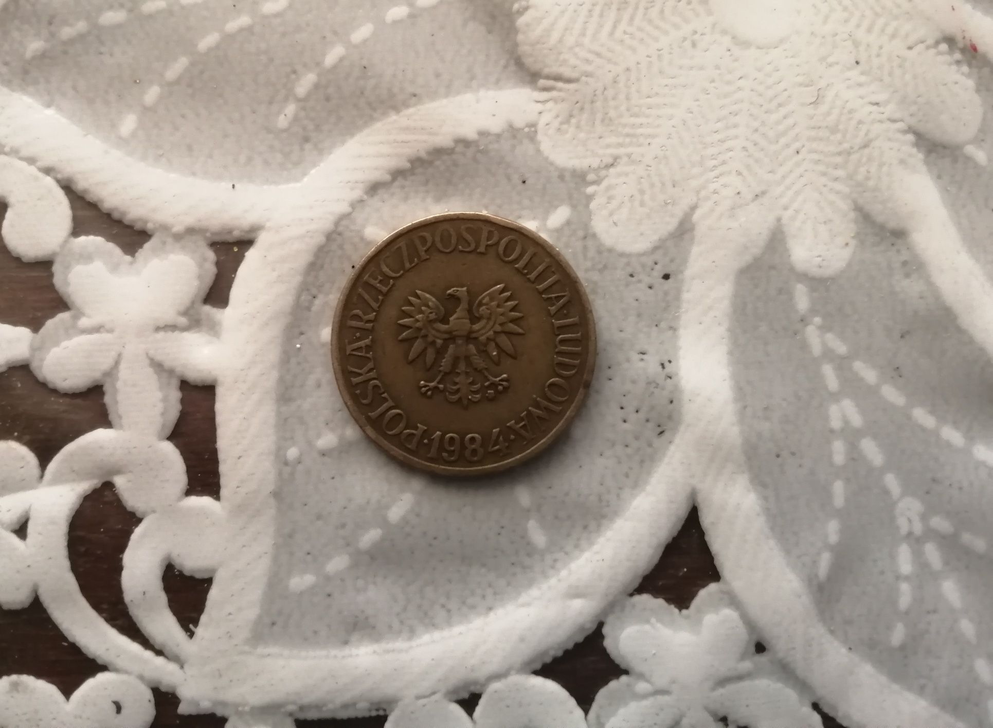 Продам монету 1 пенни 2007 года и 5 злотый 1984 года.