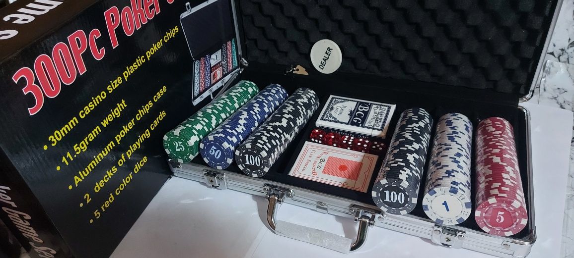 Игра в покер 300 фишек. Покерный набор в кейсе.  Poker set с картами