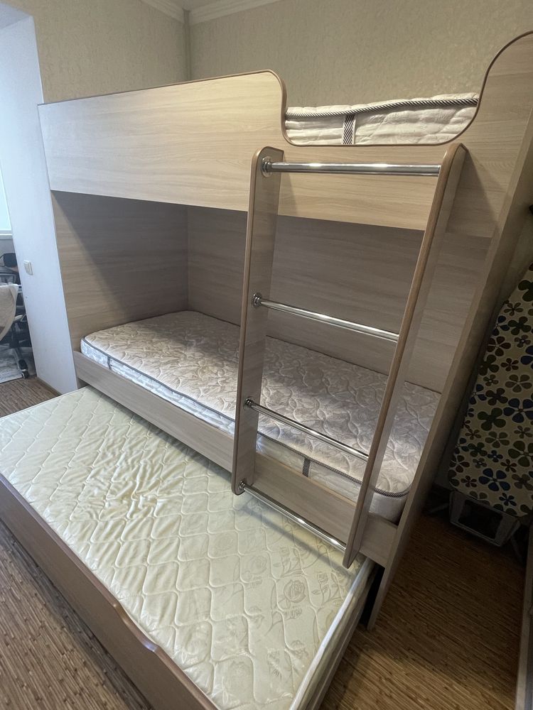 Продам трехярусную кровать, ортопедическ матр