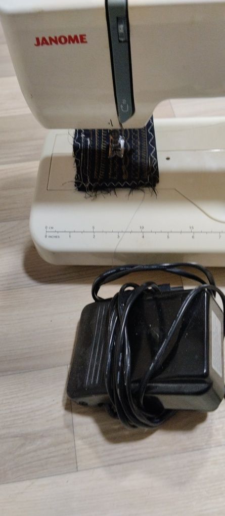 Продам швейную машинку Janome 525S.