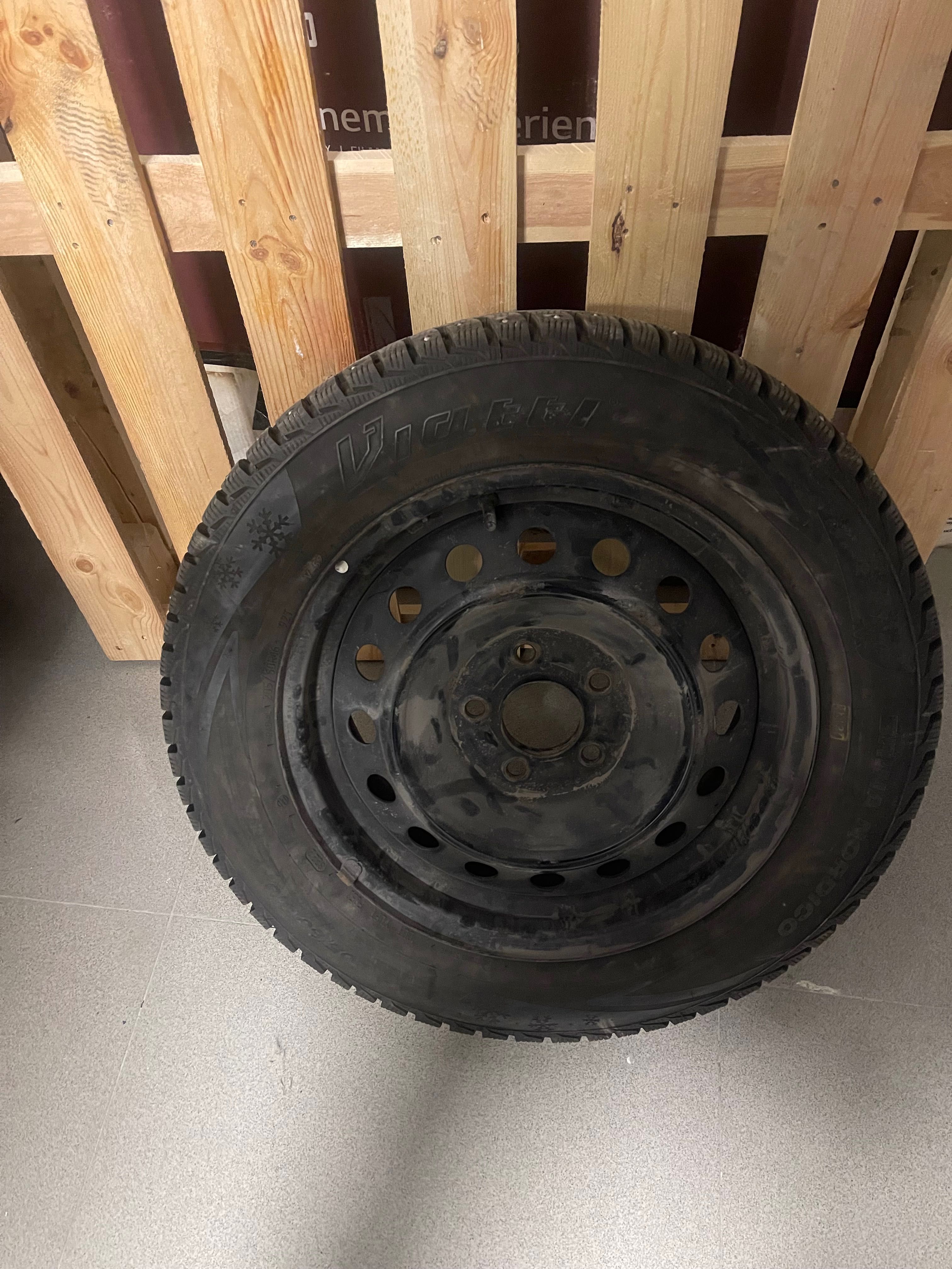 Продам три шины шипованные Viatti 205/60/R16