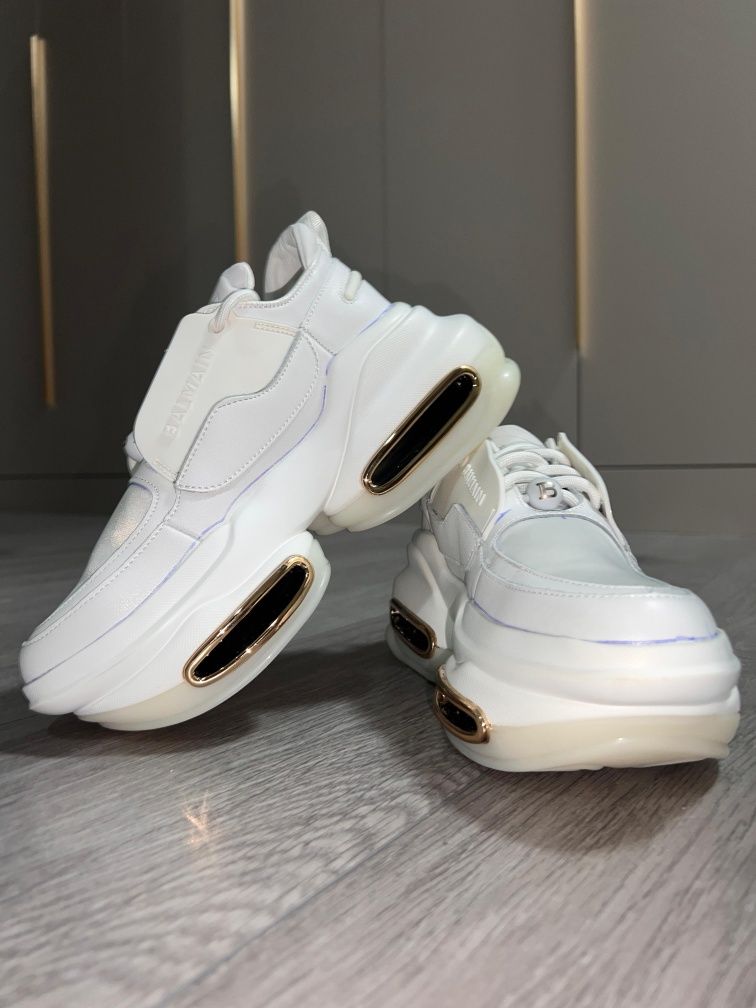 Продам кроссовки новые "Balmain"