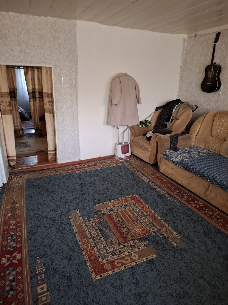 Продам дом из 2 х комнат. Центральное отопление.
