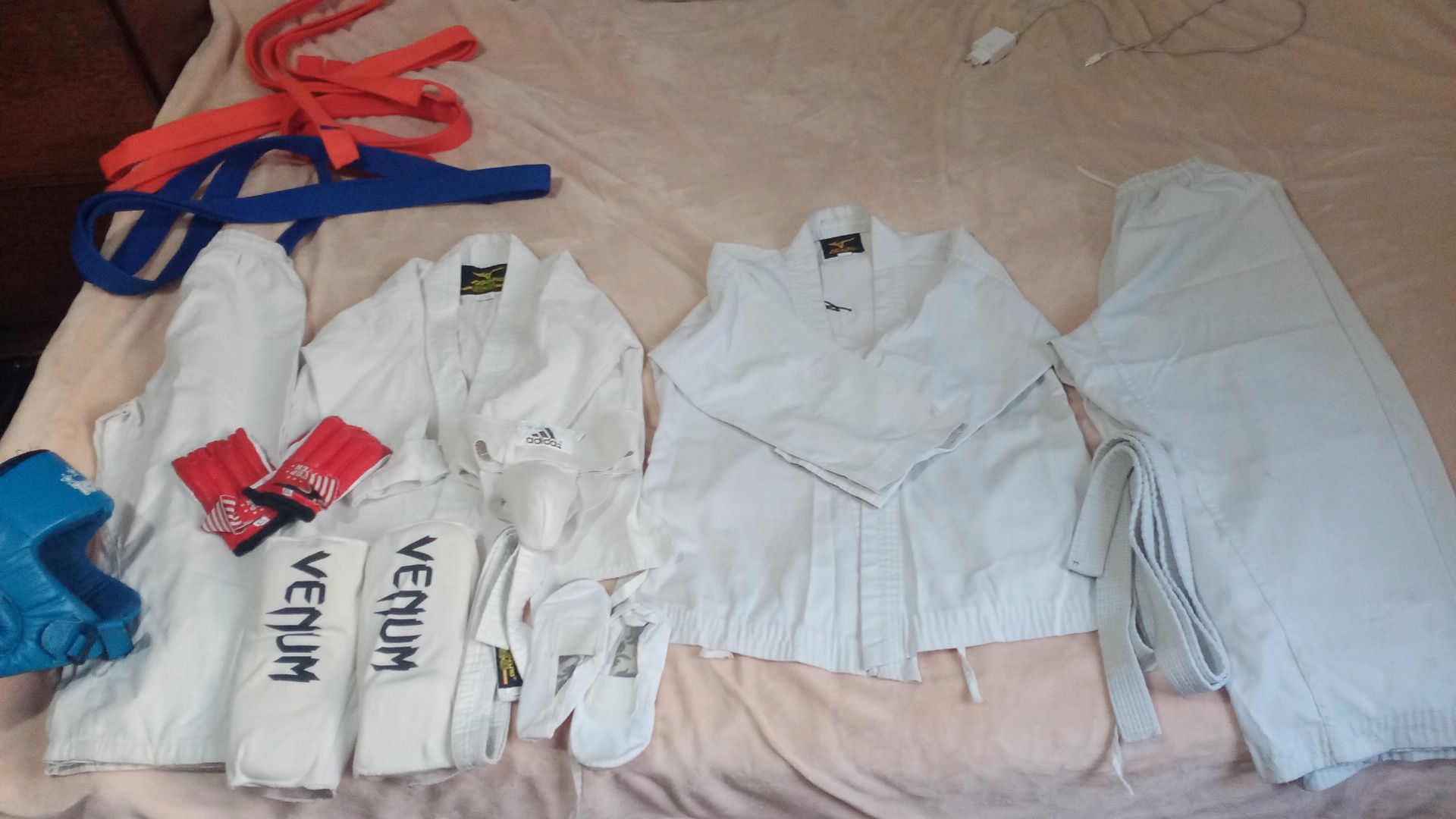 Продам две формы для занятий каратэ