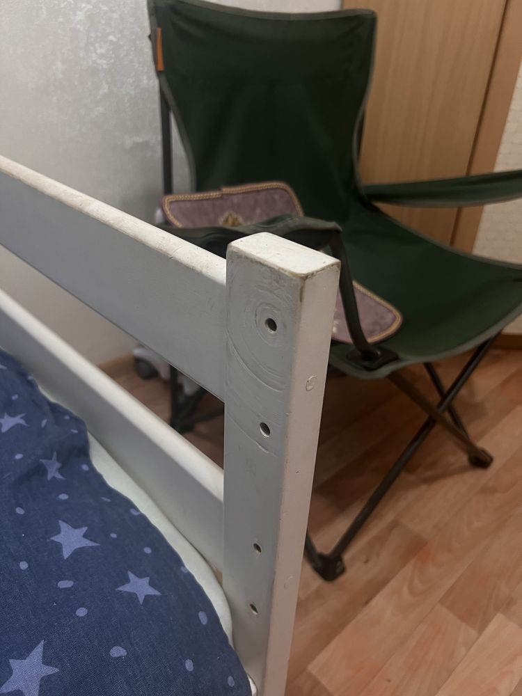 Продам кровать из дерева с полками и матрасом