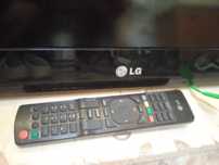 Телевизор LG -32"дюйма \кронштейн и пульт \простой