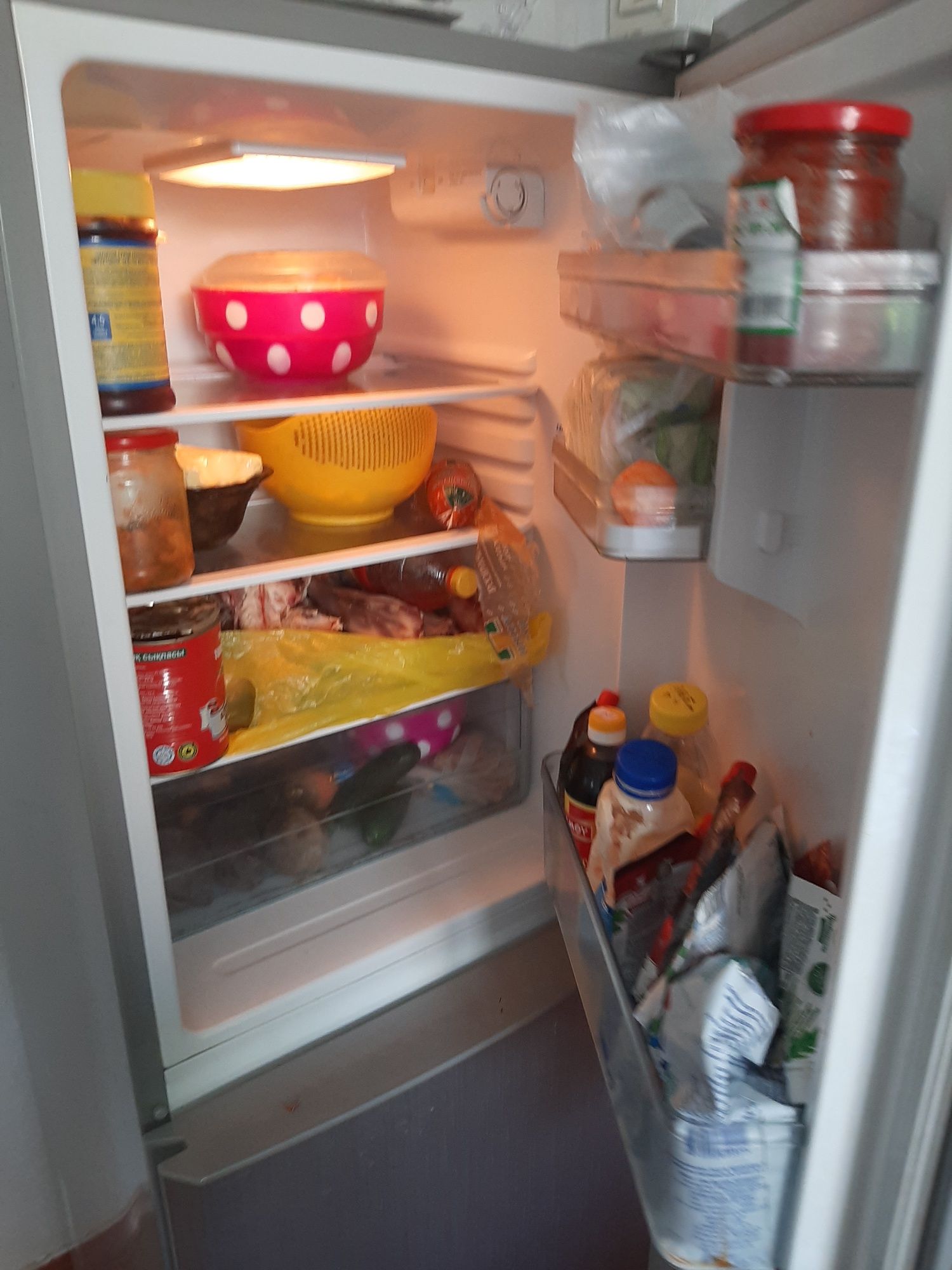 Срочно  продам холодильник   Самсунг  уступка   будет  100000