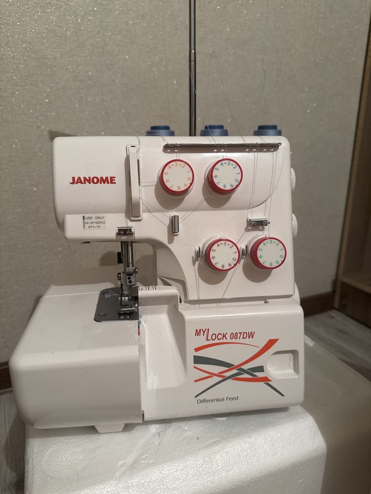 Оберлок машинка Janome
