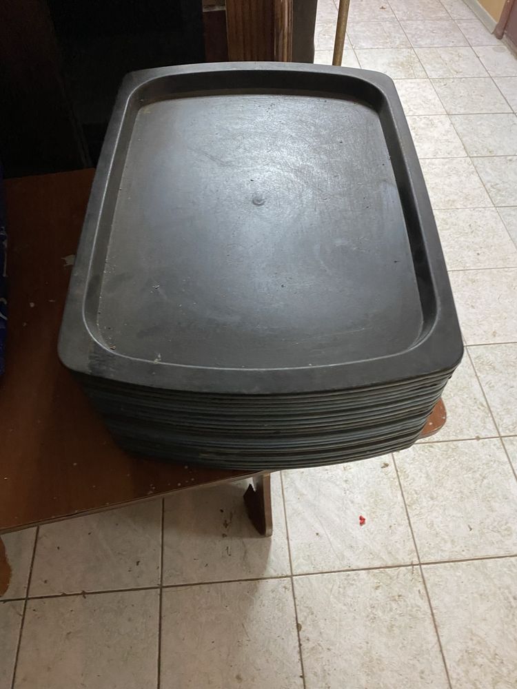 Подносы пластмассовые