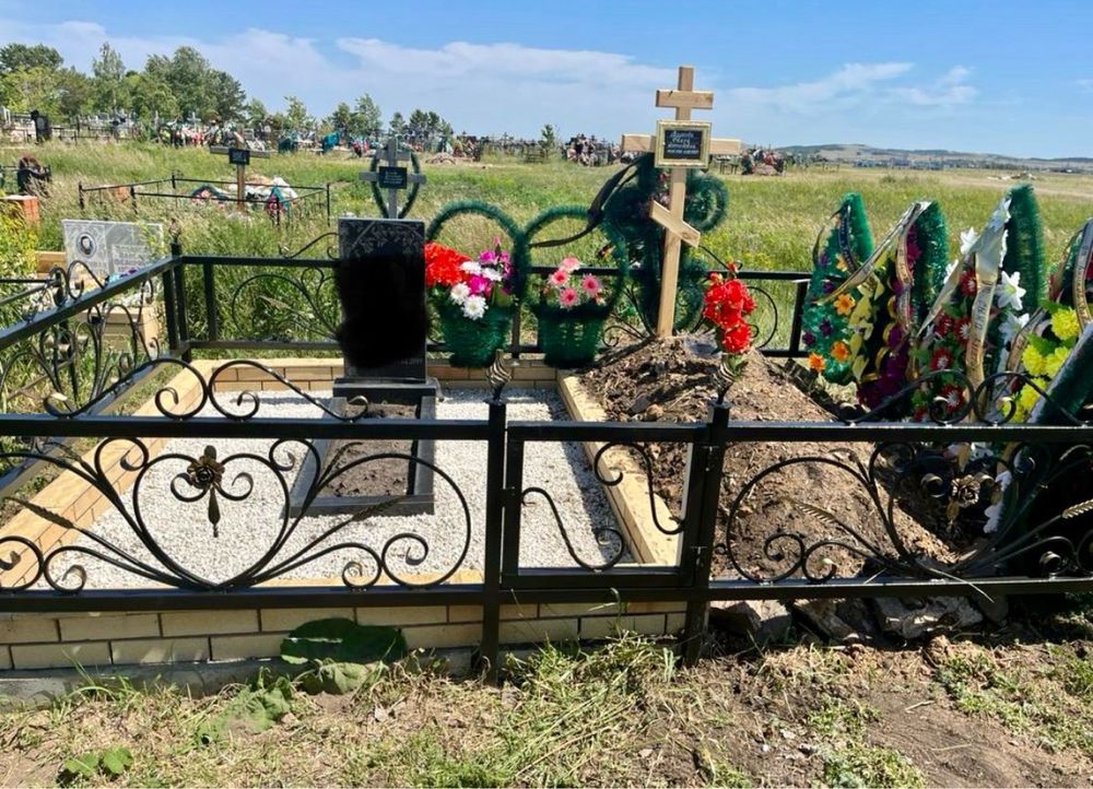 Оградки, столики, с скамейками,  кресты для могилок