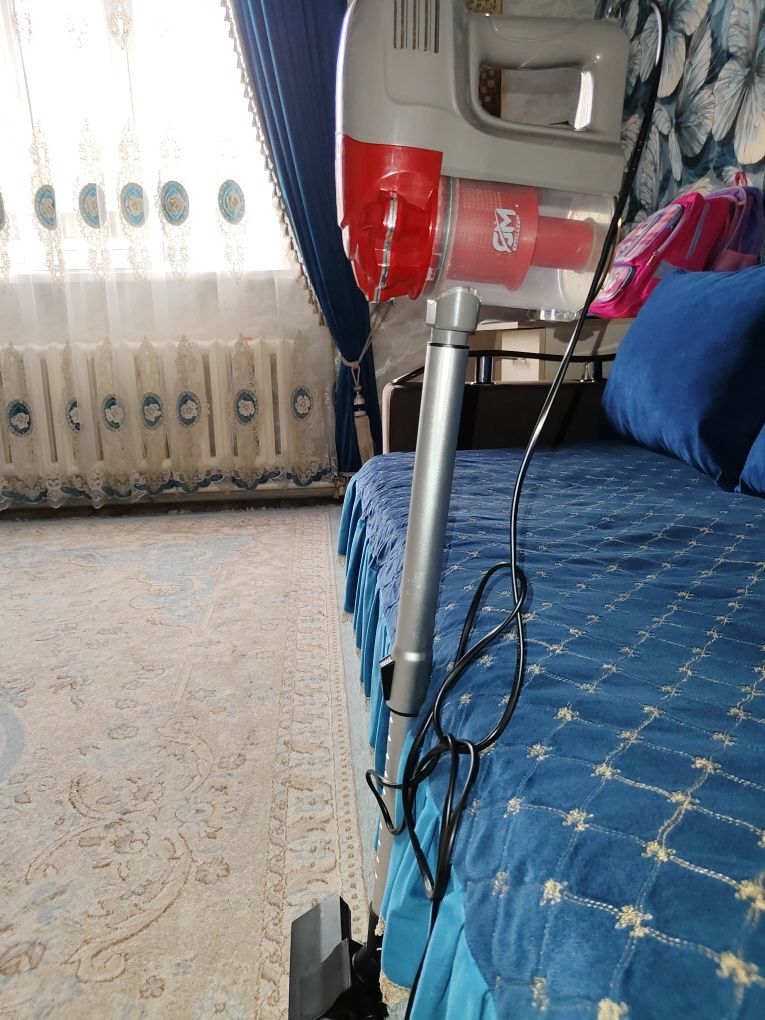 Продам ручной вертикальный пылесос