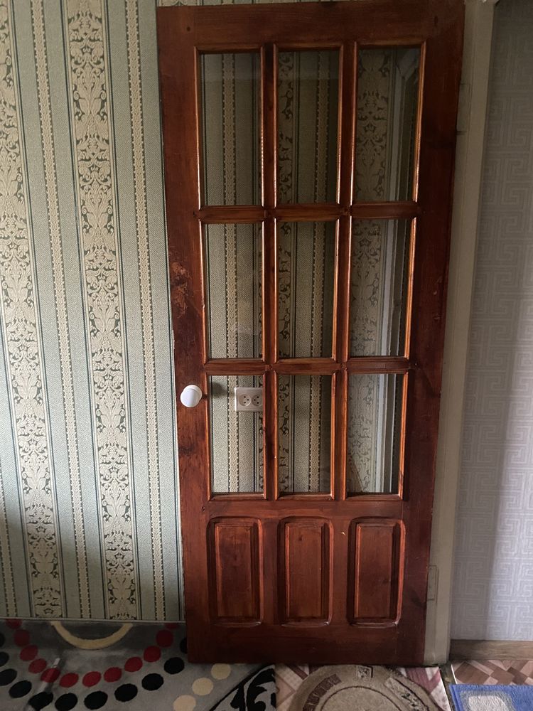 Компьютер, дверь, 2кровать и швейная машина