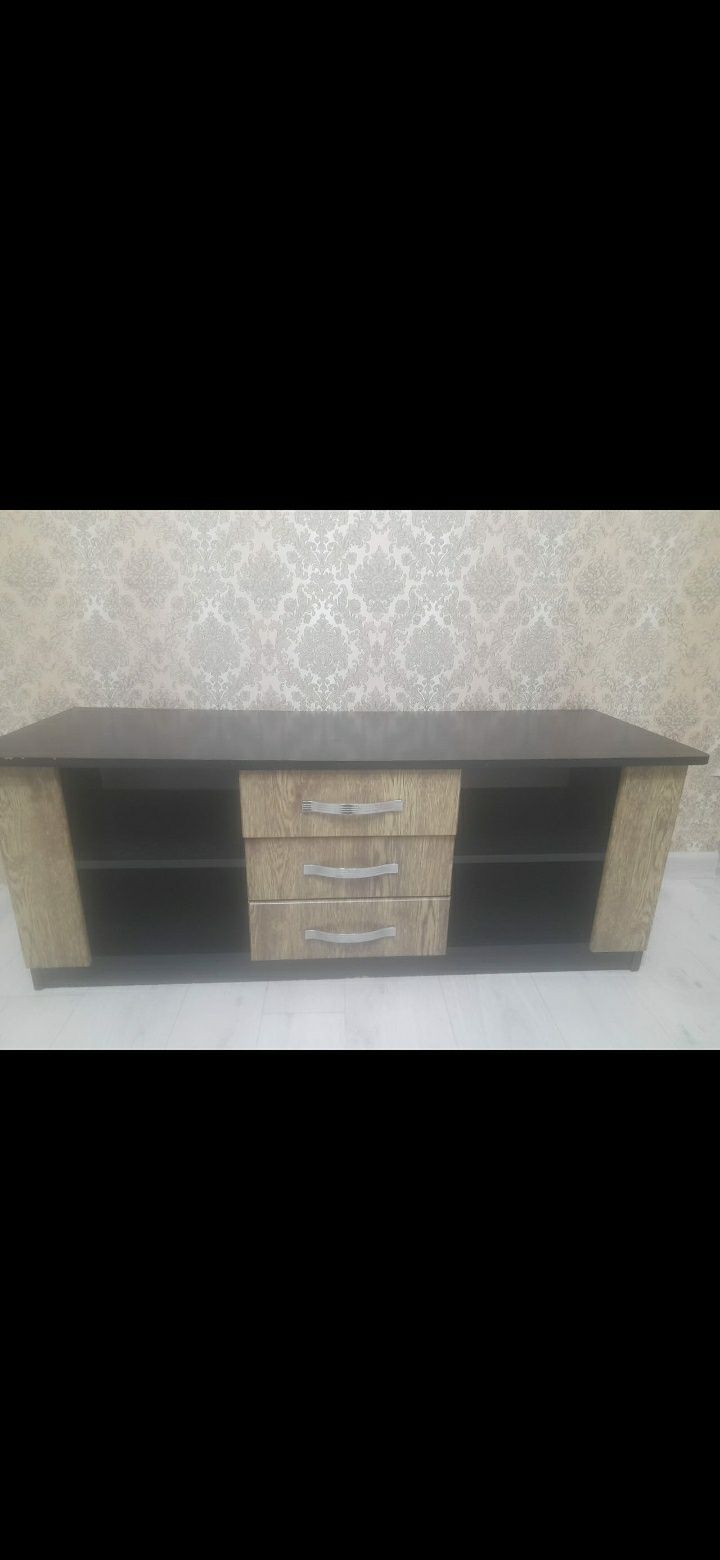 ПРОДАМ палас. Тумбочку.