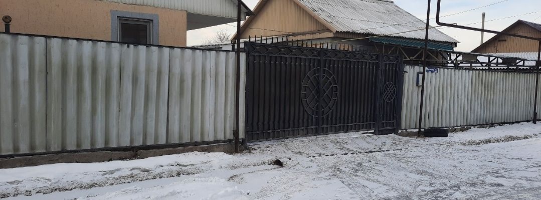 Ворота с калиткой и с забором.