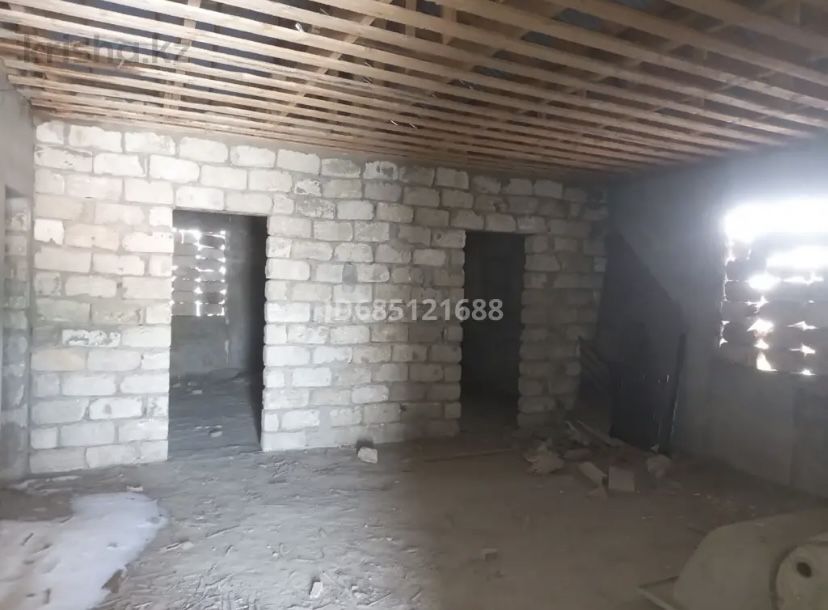 Еркінқала-2 толығымен бітпеген 12×13 өлшемде 5 бөлмелі үй сатылады.