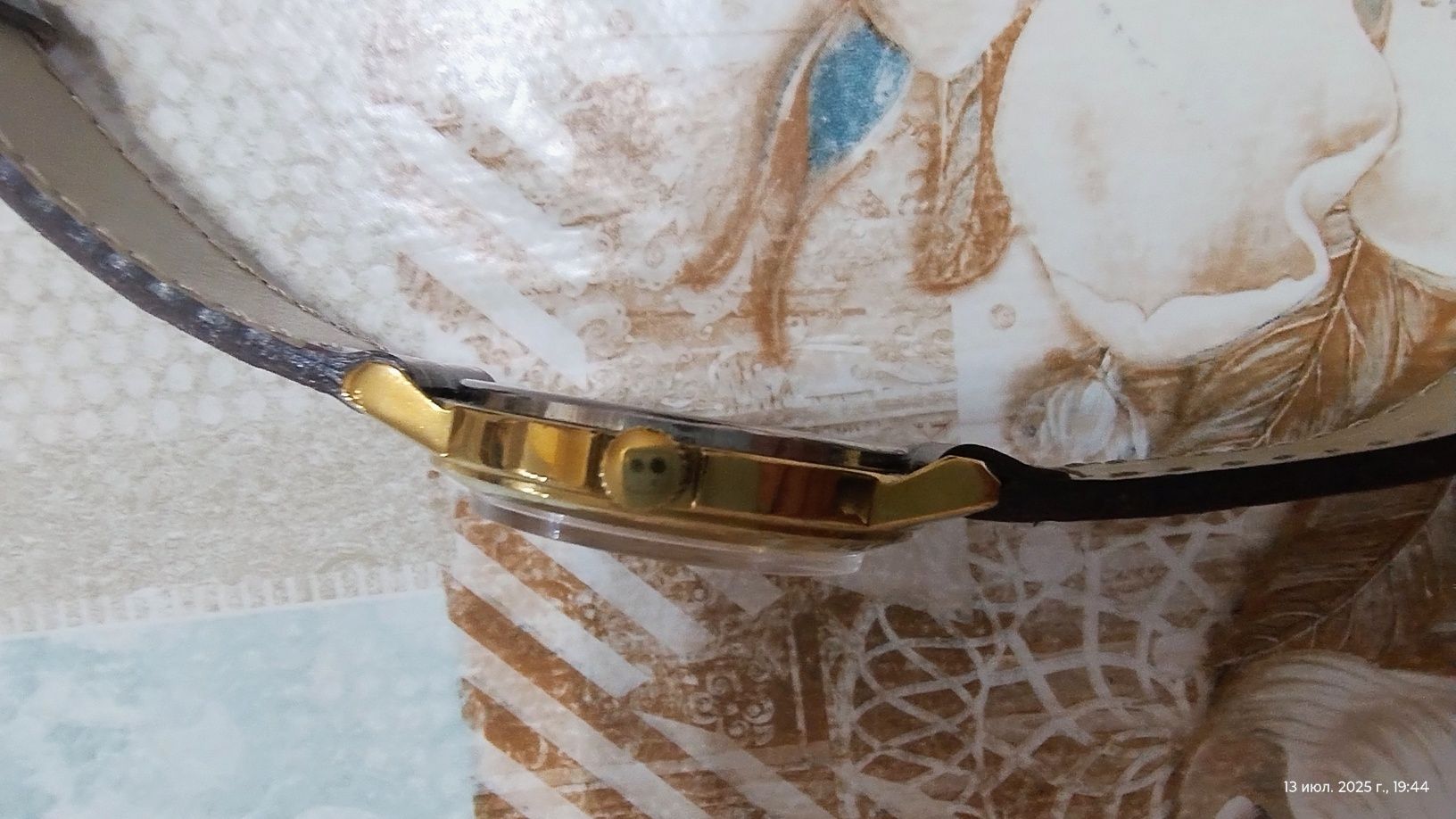 Продам часы женские Луч