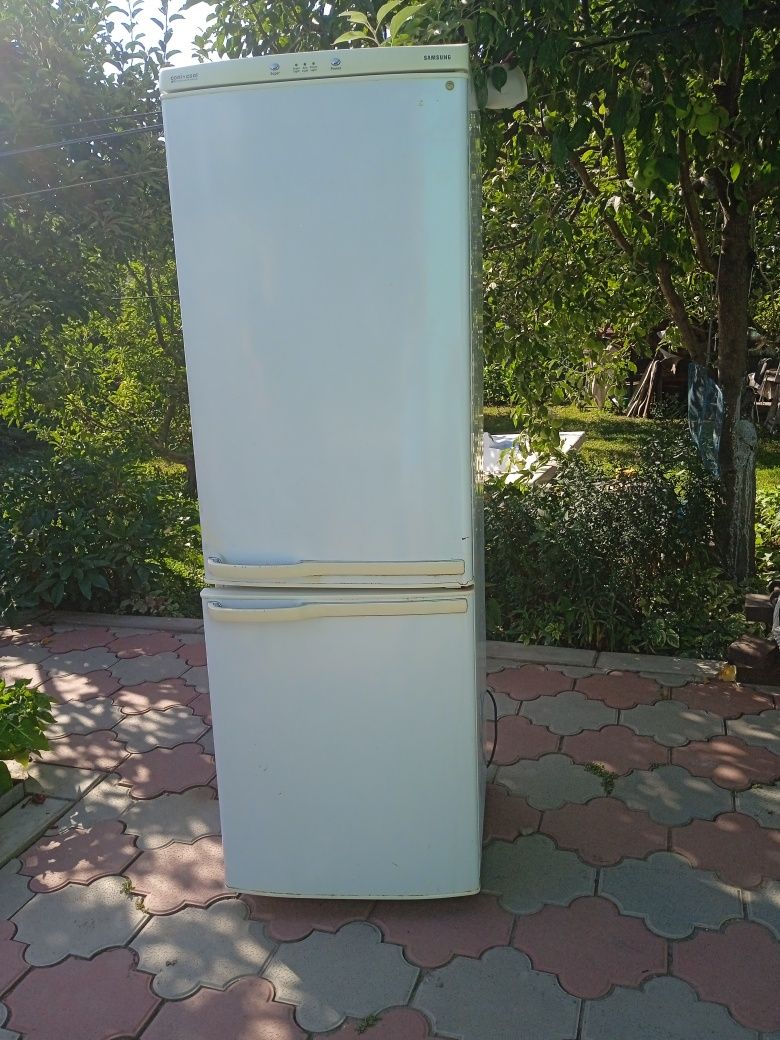 Холодильник Samsung