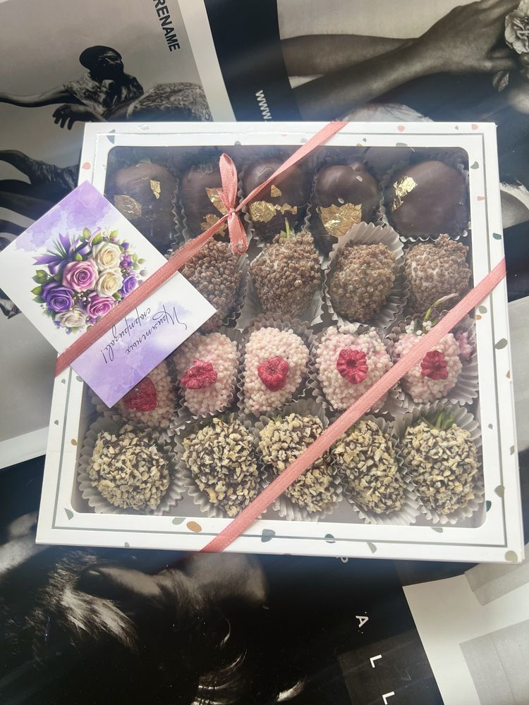 Клубника в шоколаде финики в шоколаде