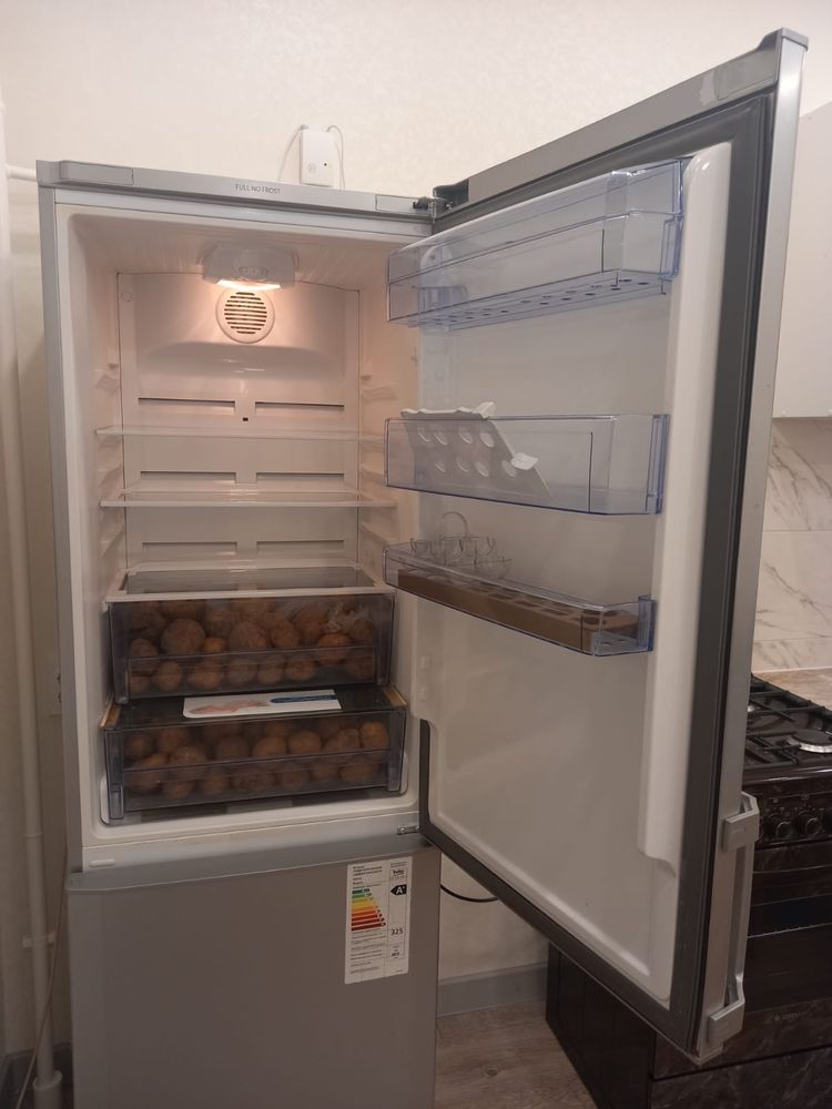 Холодильник двухкамерный BEKO.  Высота 2 метра.