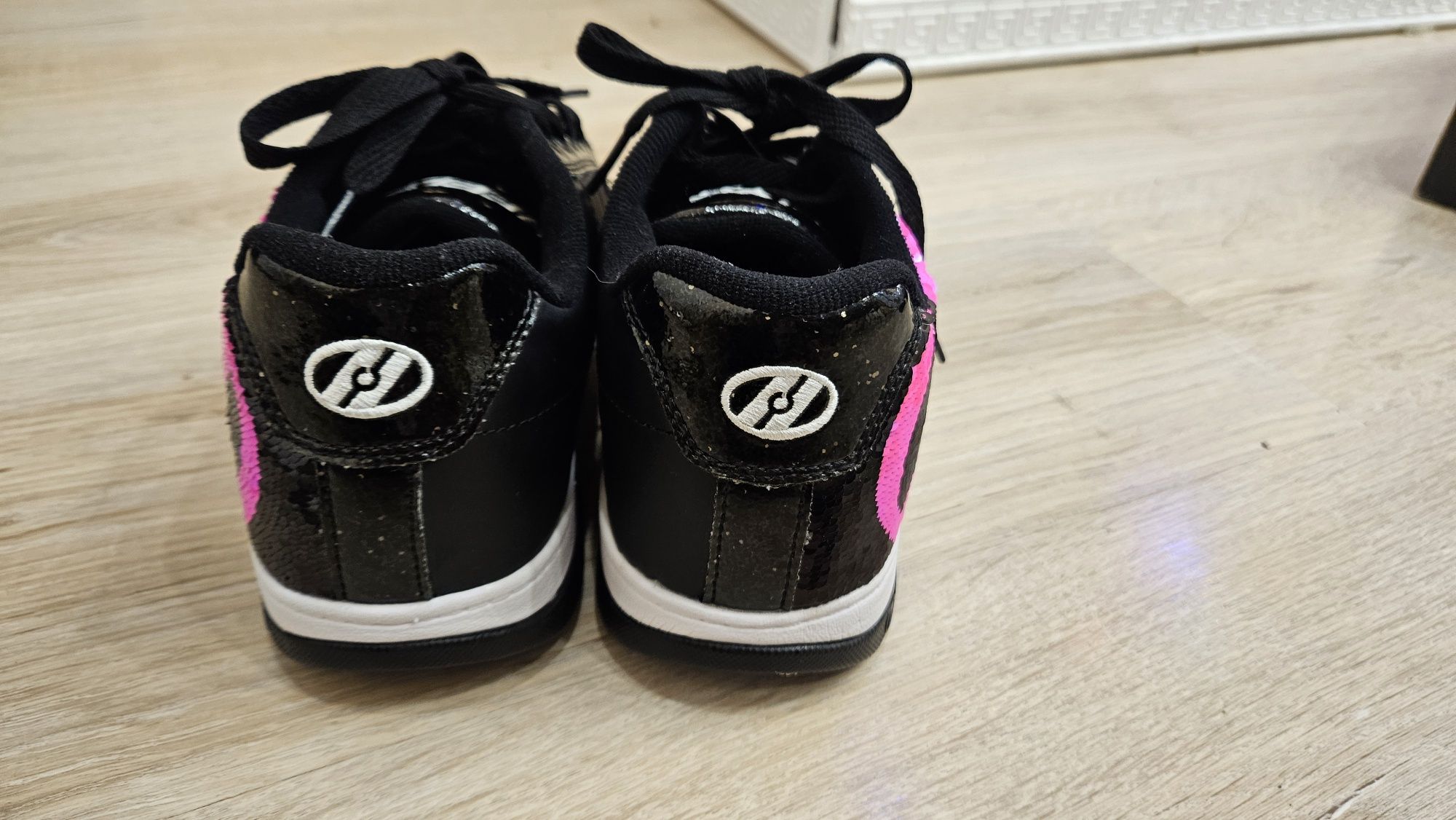 Роликовые кроссовки Heelys