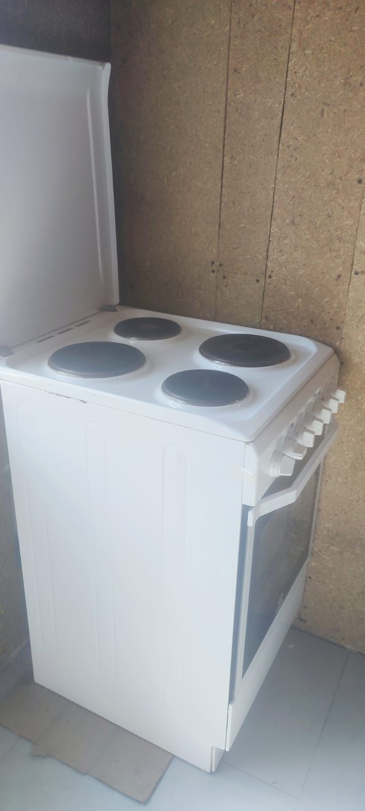 Продам электрическую плиту в отличном состоянии марки Indesit