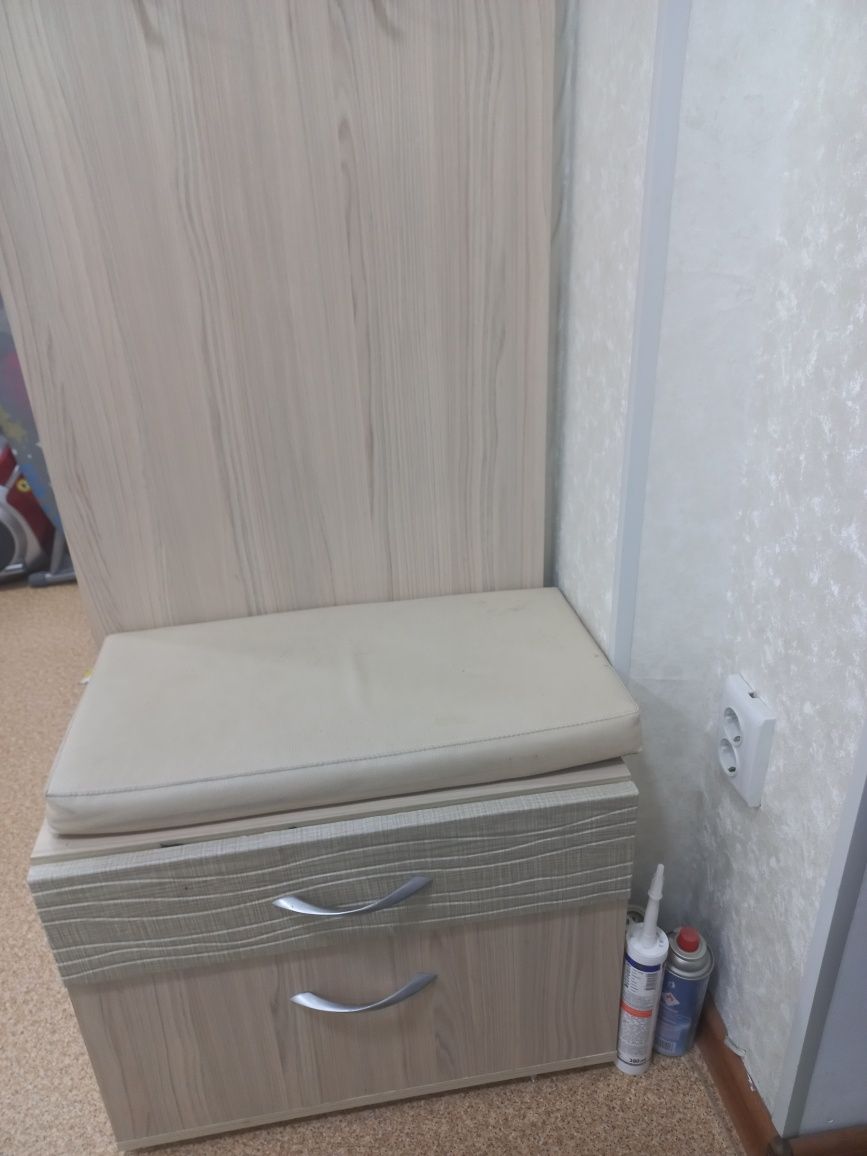 Угловой шкаф с вешалкой в прихожую