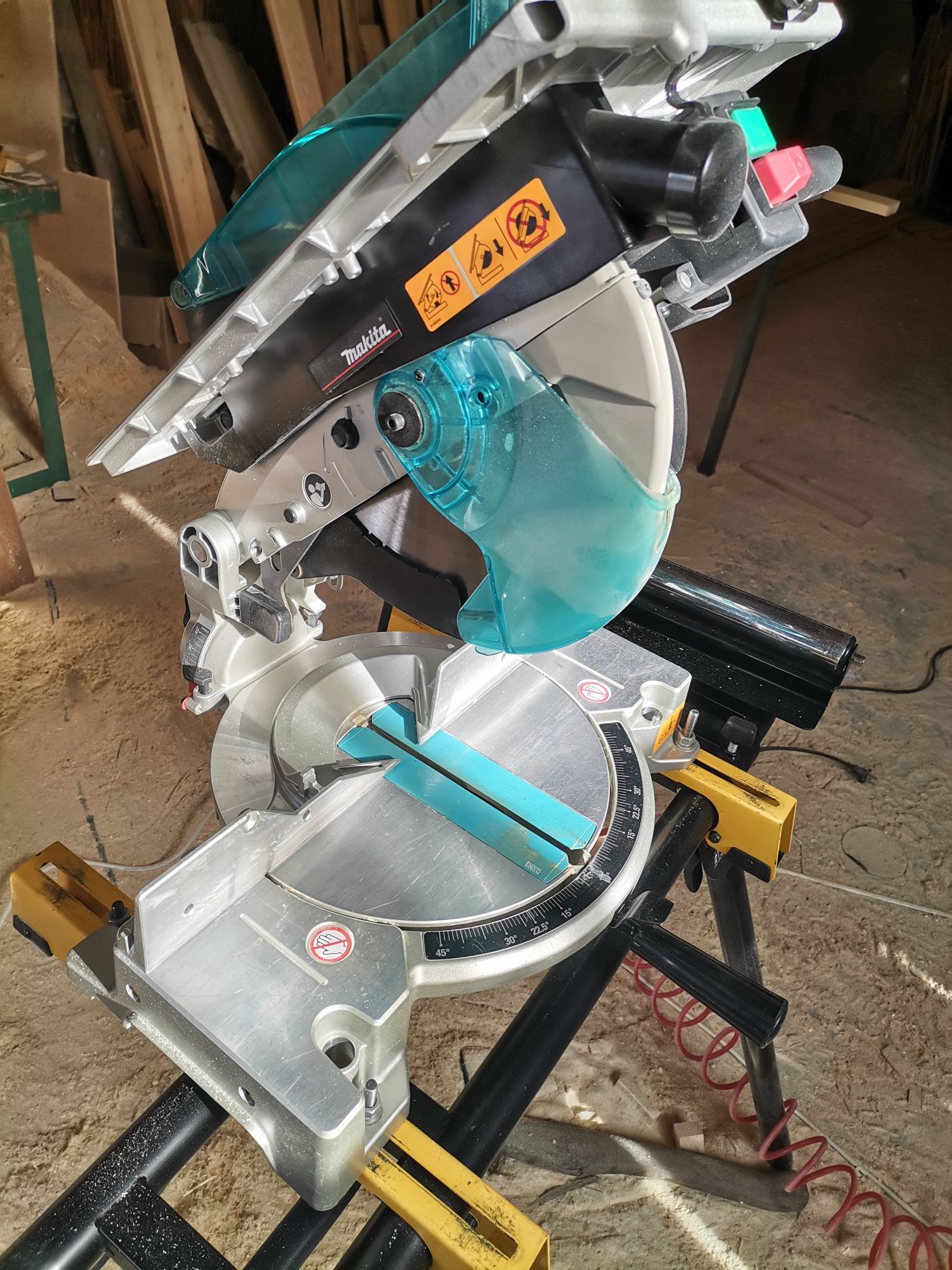 Продам торцовка Makita LH1040