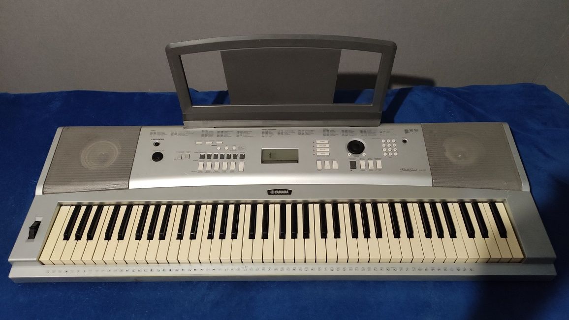 Синтезатор Yamaha DGX-220
