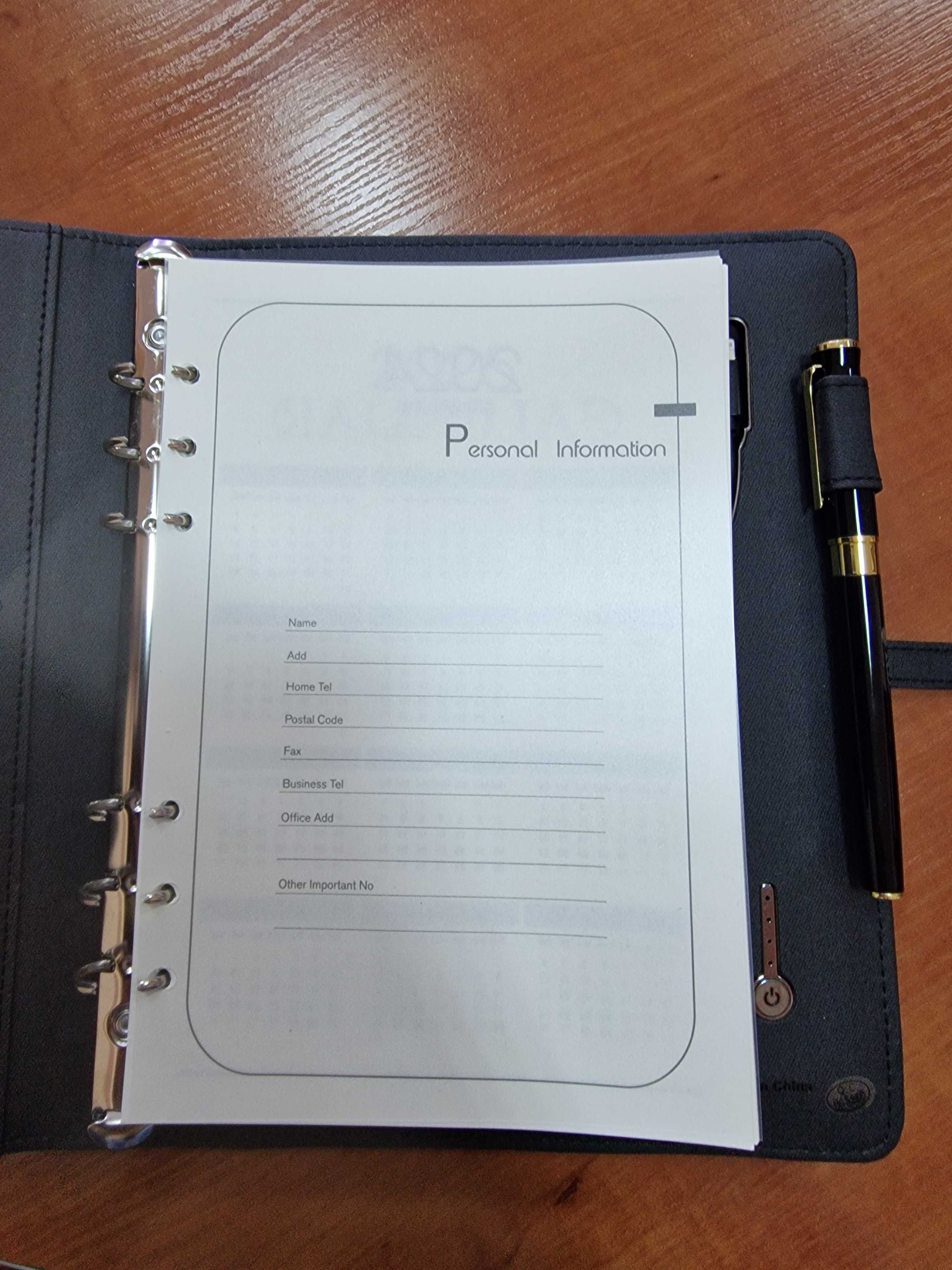 Ежедневник с Power bank, беспроводной зарядкой и флешкой