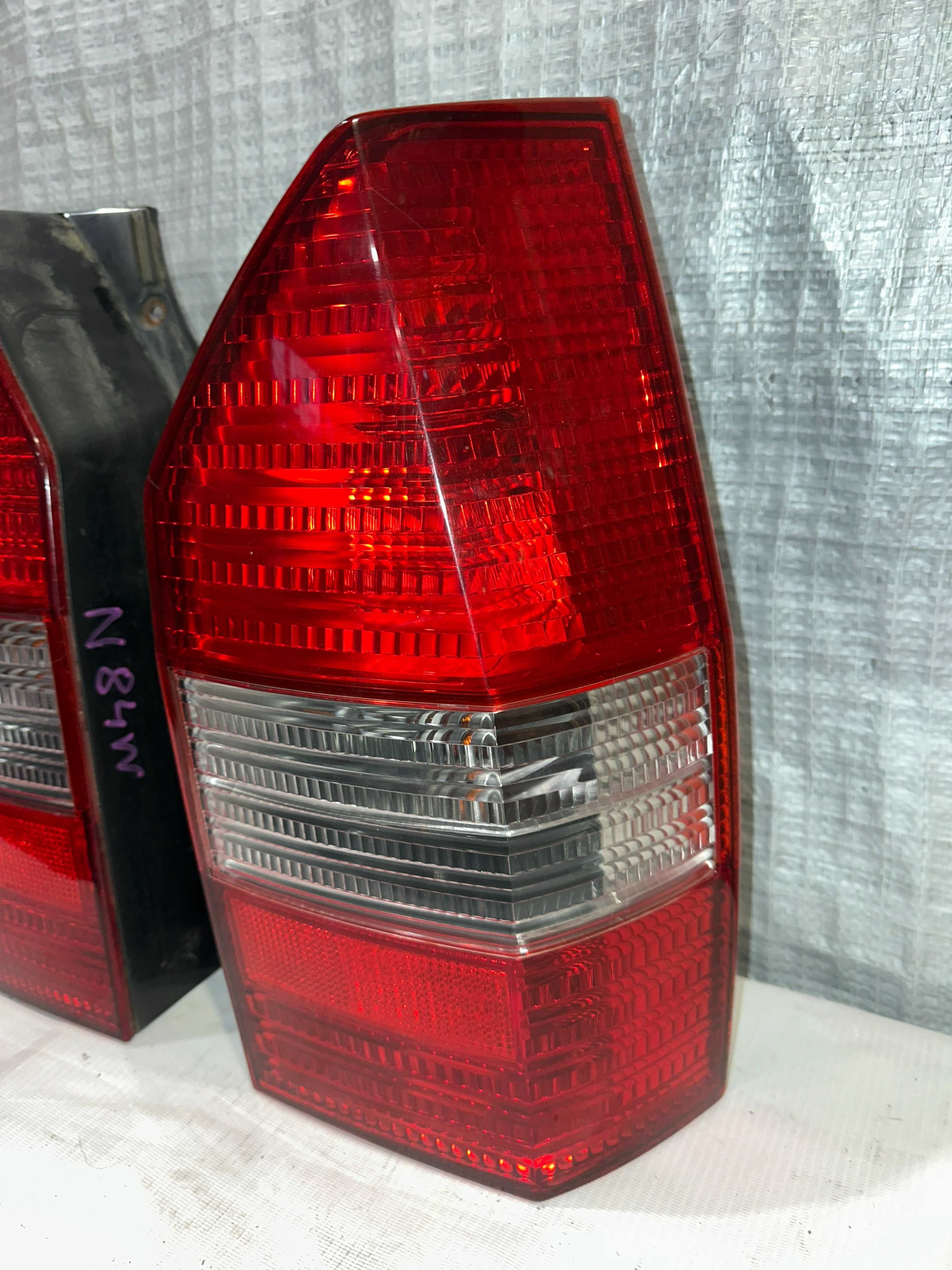Задние фонари фонарь Mitsubishi Chariot Grandis N84W, оригинал