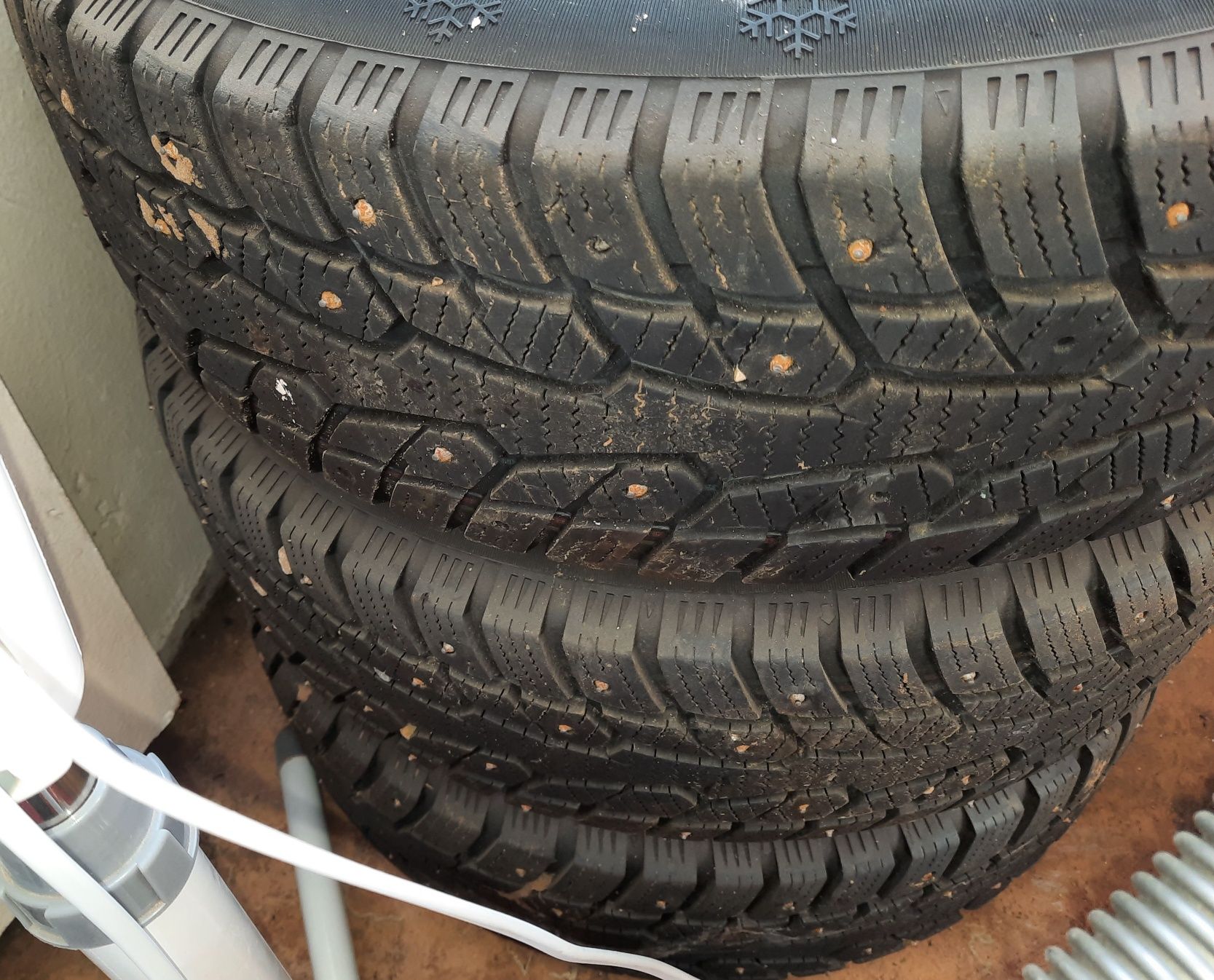 Продам диски с шинами шипы 185/60/R15 в хорошеи состоянии!