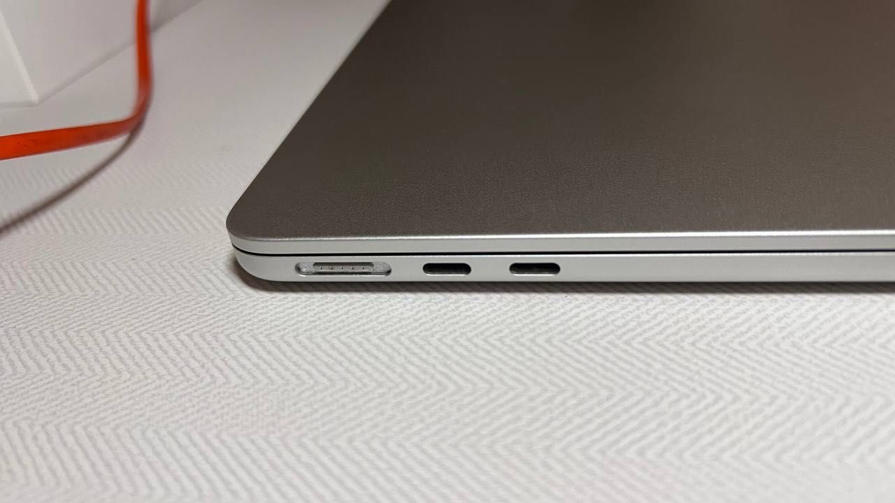 Продаю MacBook Air 13 (2022, M2) — как новый!