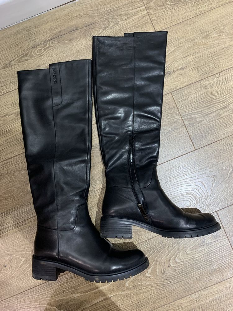 Продам зимние женские сапоги Basconi