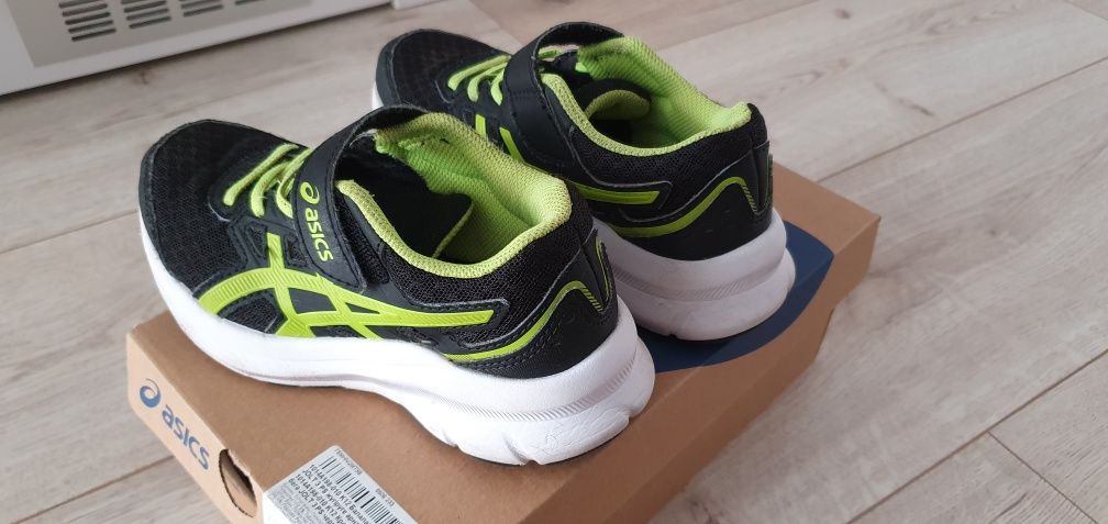 Детские кроссовки Asics, размер 28,5 в отличном состоянии
