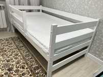Детская белая кровать с матрасом